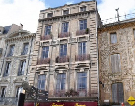 "Place des Trois Six", un immeuble restauré au coeur de Béziers