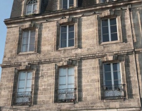 Au "8 Quai de la Grave", découvrez un bel immeuble restauré sur les bords de la Garonne