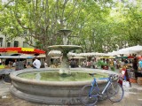 Place-du-marché-Uzès