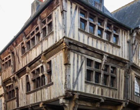 Au "6 Rue de l'Apport", au coeur de Dinan, découvrez ce bel immeuble restauré